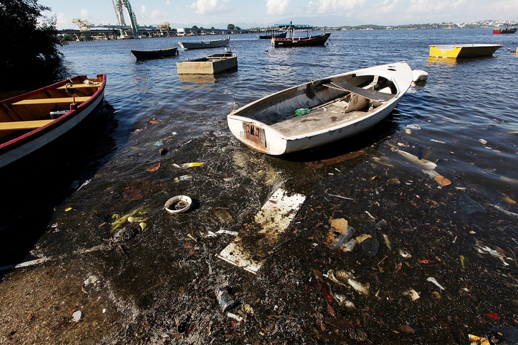 Boats float along the shoreline of the polluted waters of Guanabara Bay. © Getty